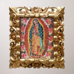 Virgen de Guadalupe en pintura cusqueña con marco tallado